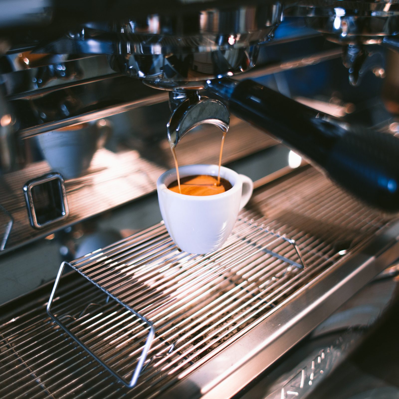 pouring-an-espresso-1600x1600